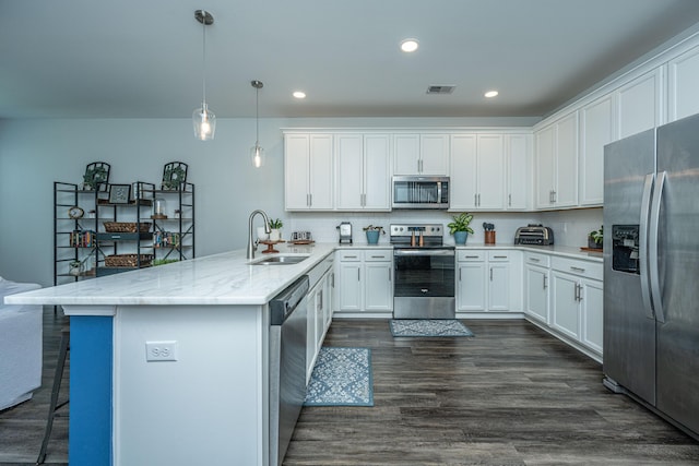 618 Ravensridge Ln, Moncks Corner, SC 29461 - kitchen with appliances with stainless steel finishes, a sink, a peninsula, a breakfast bar, and recessed lighting