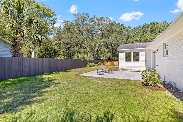 view of yard featuring a patio area