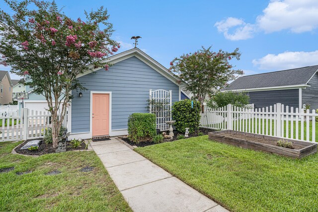 view of front of home with a front lawn