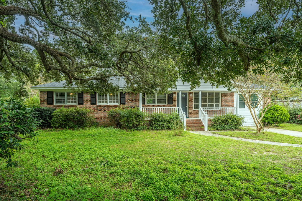 view of front facade featuring a front yard