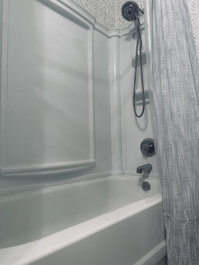 bathroom featuring shower / bath combo