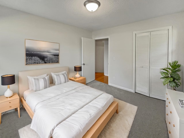 bedroom with carpet flooring, a closet, and a textured ceiling