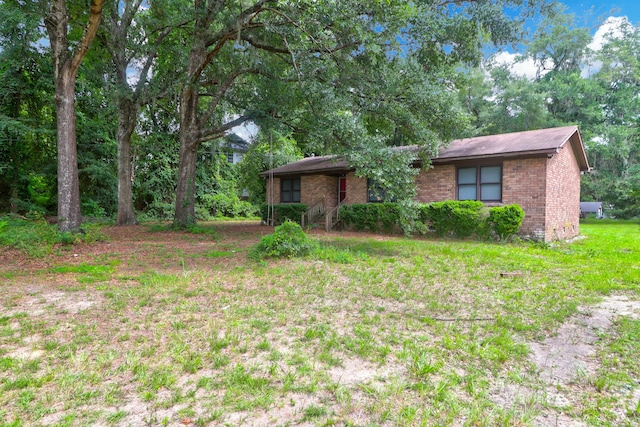 view of front of house featuring a front lawn