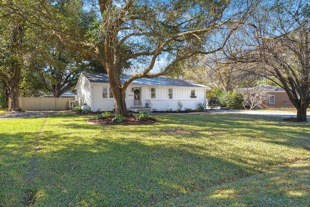 single story home featuring a front lawn