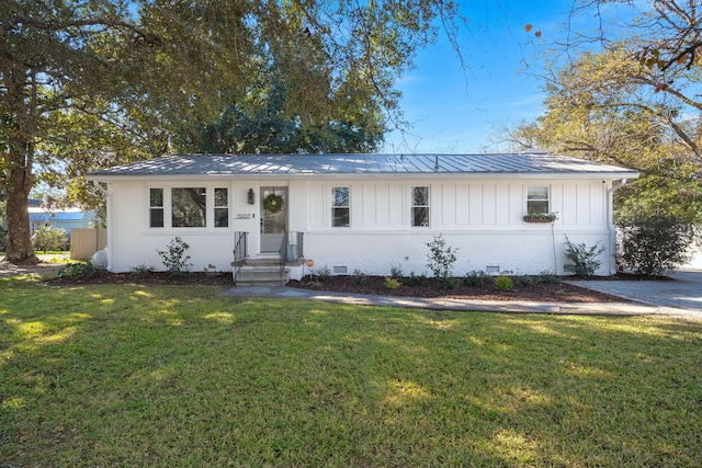 single story home featuring a front lawn