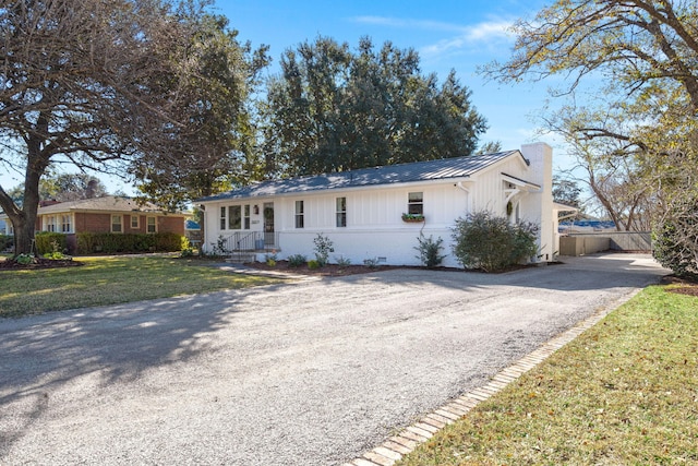 ranch-style house featuring a front lawn