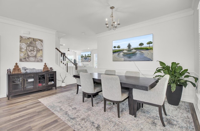 dining area featuring ornamental molding, light hardwood / wood-style flooring, and a chandelier