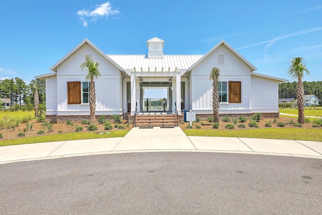 view of modern farmhouse style home