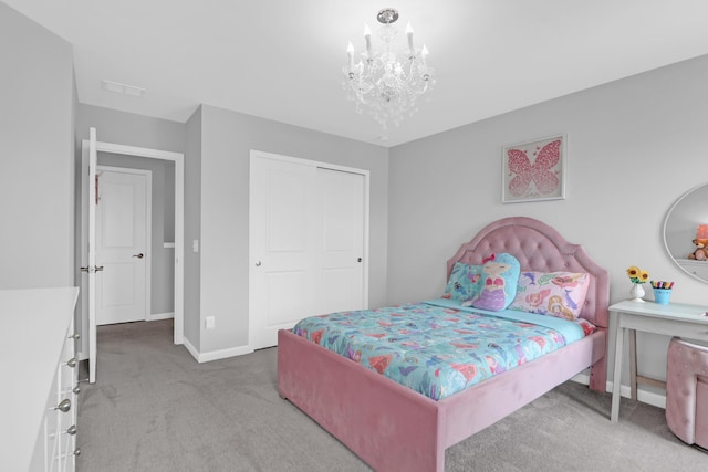 carpeted bedroom featuring an inviting chandelier, baseboards, and a closet