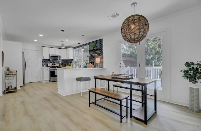 dining area with light wood-style flooring, visible vents, baseboards, and recessed lighting