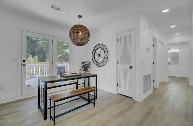 dining space with light wood-type flooring, visible vents, and recessed lighting