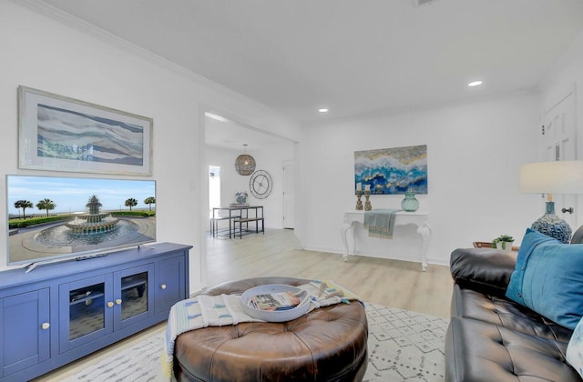 living room with recessed lighting, baseboards, crown molding, and light wood finished floors