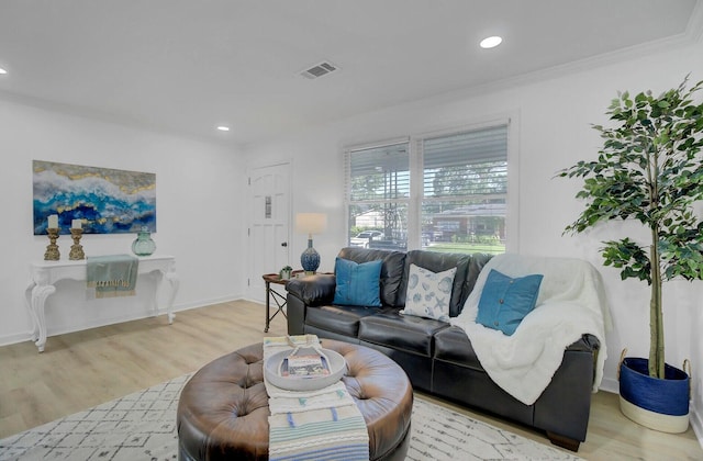 living area featuring light wood-style floors, recessed lighting, visible vents, and baseboards