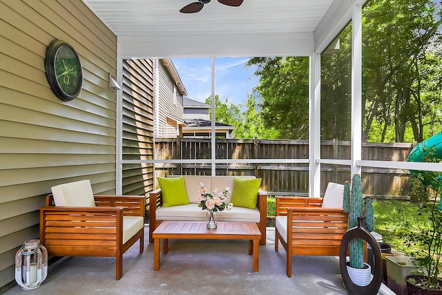 sunroom with ceiling fan