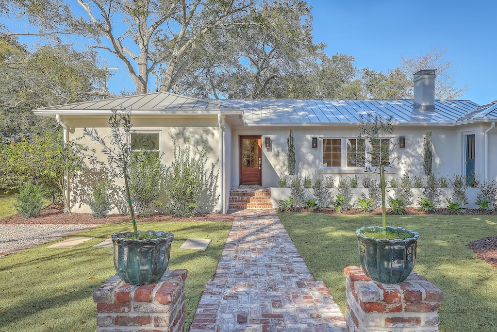 view of front of property with a front yard