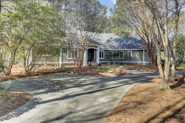 ranch-style home with driveway