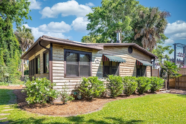 view of front of home featuring a front yard