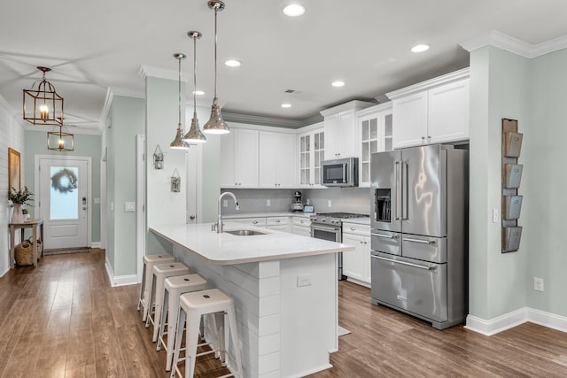 3873 Hanoverian Dr, Mount Pleasant, SC 29429 - kitchen featuring appliances with stainless steel finishes, a sink, ornamental molding, baseboards, and a kitchen breakfast bar