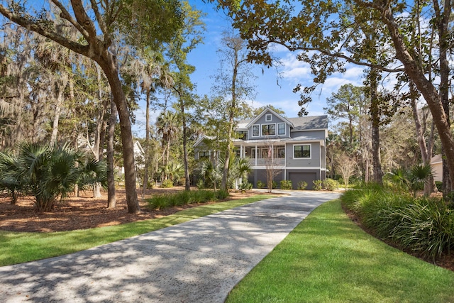 view of front facade with driveway