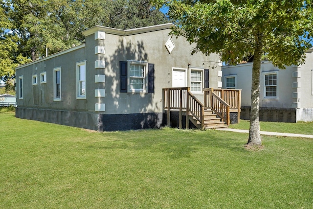 view of front facade featuring a front yard and a wooden deck