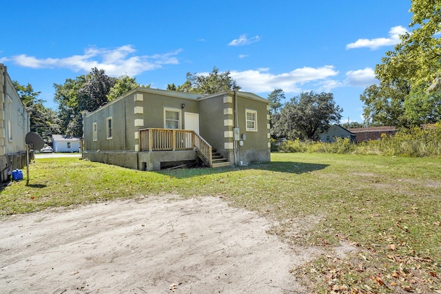 view of front of property featuring a front lawn