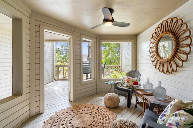 sunroom with ceiling fan