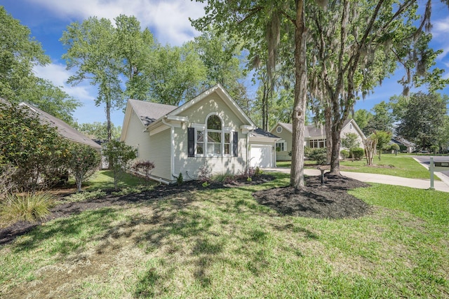 view of front of home featuring a garage, a front yard, and driveway