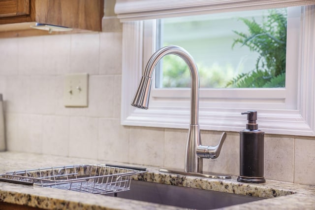 room details with tasteful backsplash and brown cabinetry