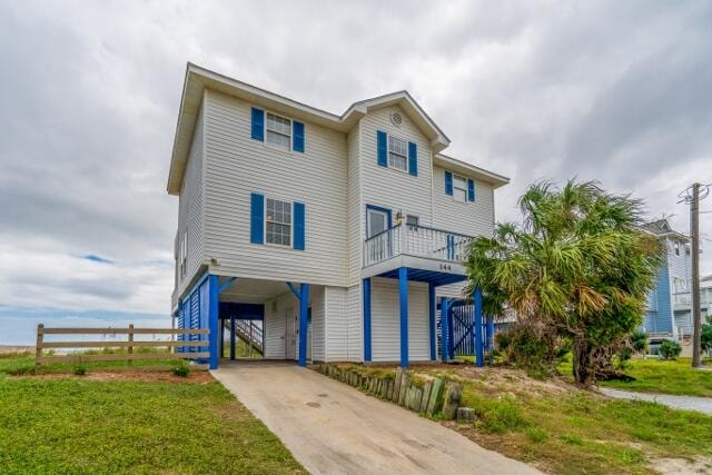 view of front of house with a front lawn