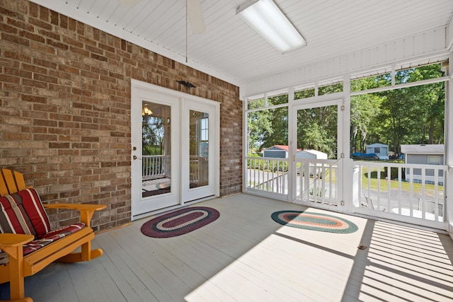 sunroom with ceiling fan