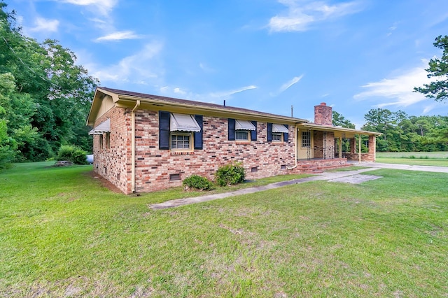 single story home with a front lawn and covered porch