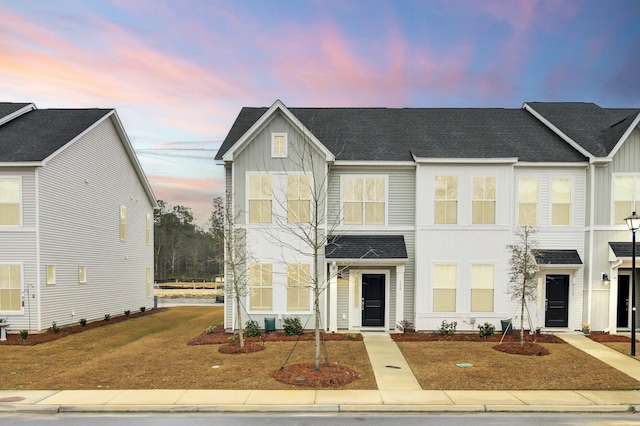 view of front of house featuring a yard