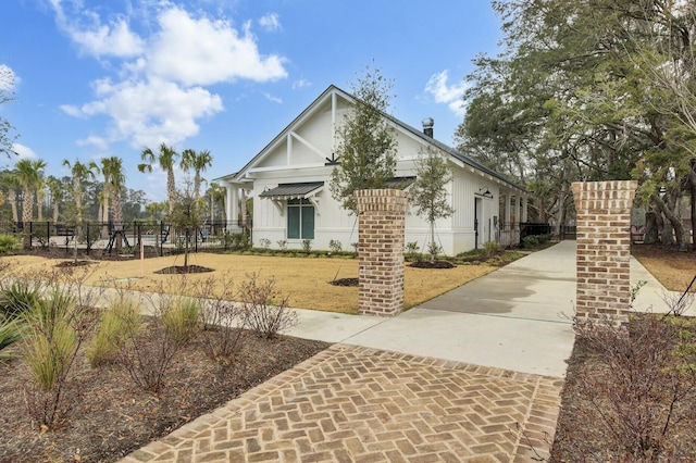 view of front facade with a front lawn