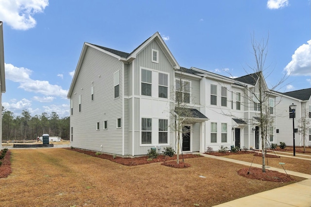 view of front of home featuring a front yard