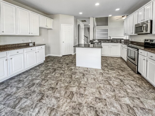 unfurnished room featuring dark wood-type flooring and an inviting chandelier