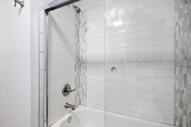 bathroom with tiled shower / bath