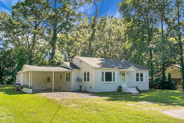 view of front of home featuring a front yard and a carport