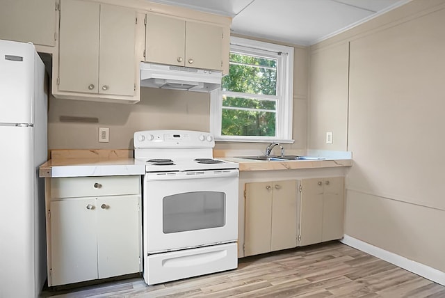 kitchen featuring sink, crown molding, white appliances, light hardwood / wood-style floors, and cream cabinetry