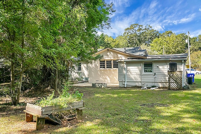 back of house featuring a yard