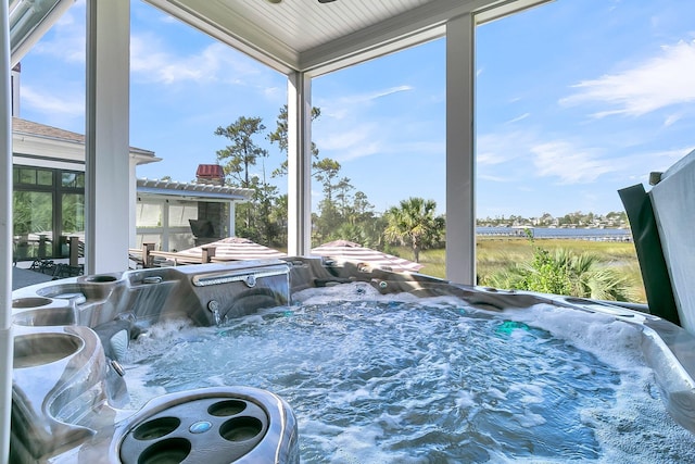 sunroom / solarium featuring a hot tub