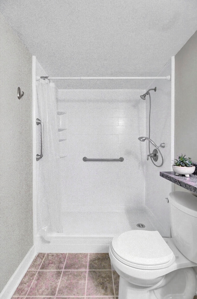 bathroom with tile patterned floors, a shower with shower curtain, a textured ceiling, and toilet