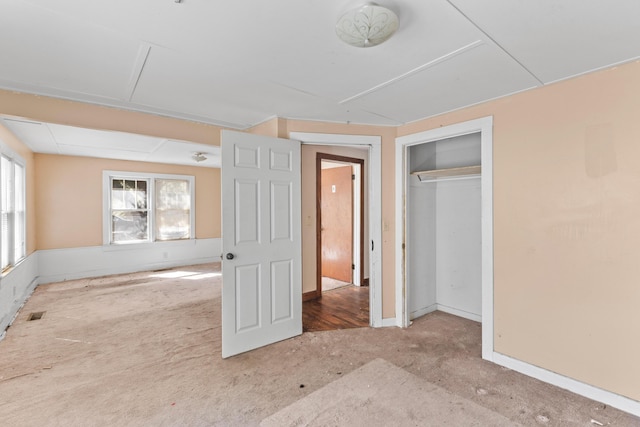 empty room featuring baseboards, visible vents, and carpet flooring