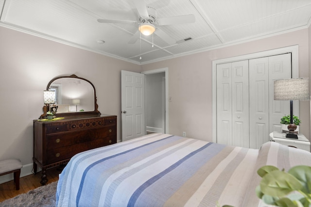 672 W Oak Forest Dr, Charleston, SC 29407 - bedroom featuring wood finished floors, ceiling fan, a closet, ornamental molding, and baseboards