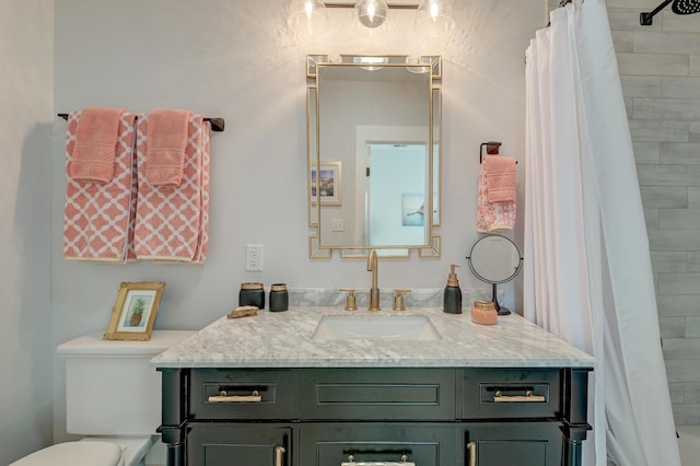 full bath with vanity, toilet, and curtained shower