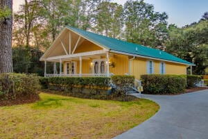 view of front facade featuring aphalt driveway and a front yard