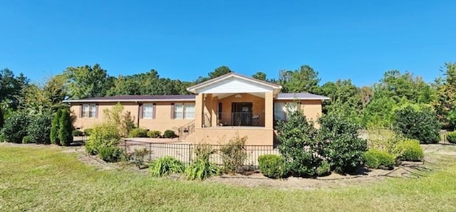 view of front of home featuring a front yard