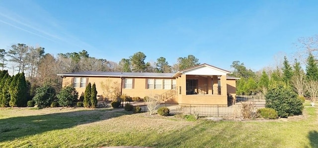 view of front facade featuring a front lawn