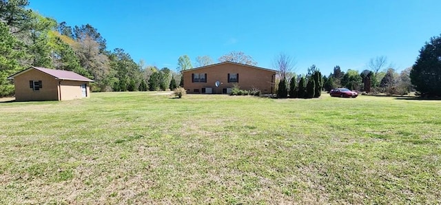 view of yard featuring an outdoor structure