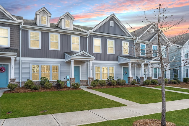 view of front of home featuring a yard