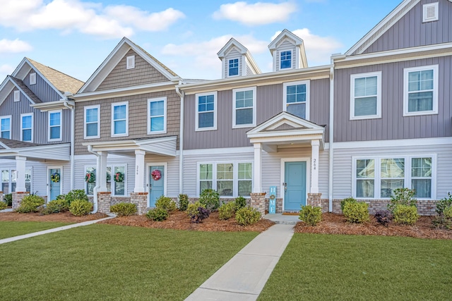 view of front of house featuring a front yard